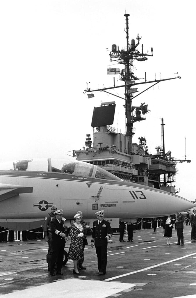 Juntos recorrieron algunas instalaciones militares en San Diego y conocieron parte del equipo con el que contaba la Marina de los Estados Unidos, como el
<b>portaaviones USS Ranger</b>.