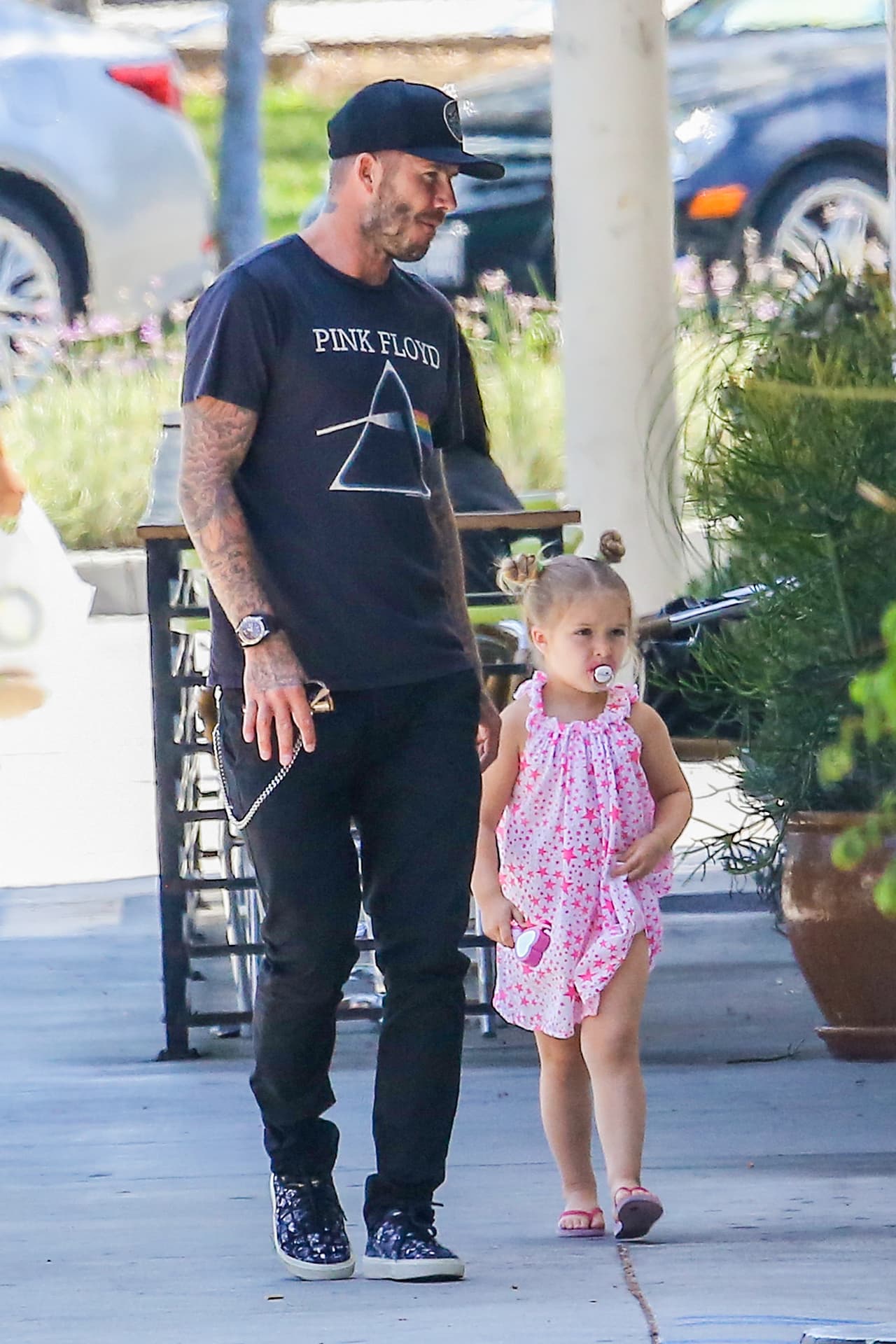 "Todo el mundo que tiene hijos sabe que cuando no se encuentran bien o tienen fiebre haces los que sea para aliviarles así que a todos esos que critican les pido que piensen dos veces...", escribió el astro del fútbol.