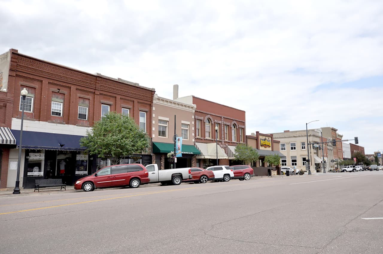 <b>Iowa: Le Mars. Población: 9,826. Ingreso promedio de un hogar $56,851. </b>Los bienes y servicios en esta ciudad cuestan aproximadamente un 15% menos en promedio que en todo el país. La vivienda es particularmente económica, con un gasto familiar típico de $8,124 al año. Le Mars
<b> </b>es conocida además como la ‘capital mundial del helado’ ya que es sede de una fábrica de la marca Blue Bunny.
<br>