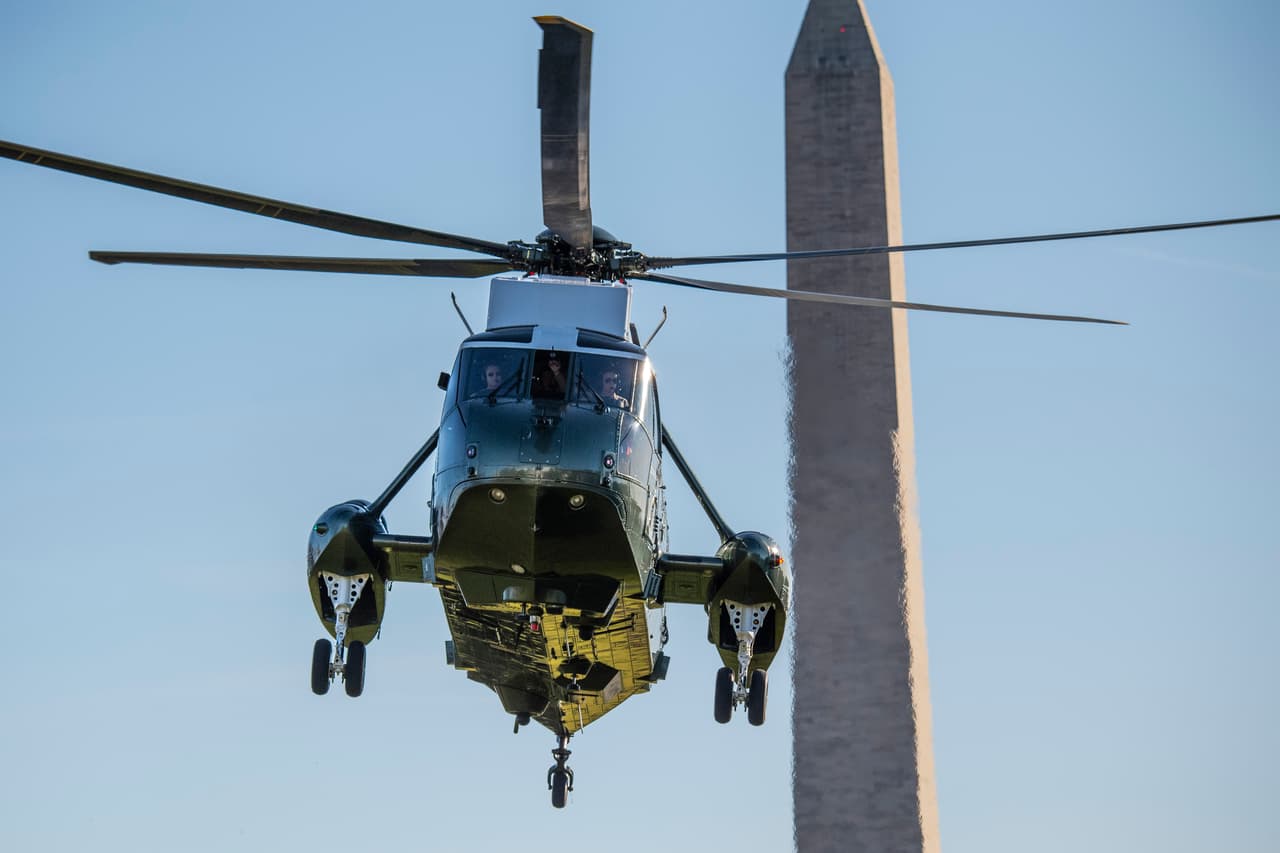 Imagen del Marine One rumbo a Hollywood, Florida con el presidente Trump a bordo.