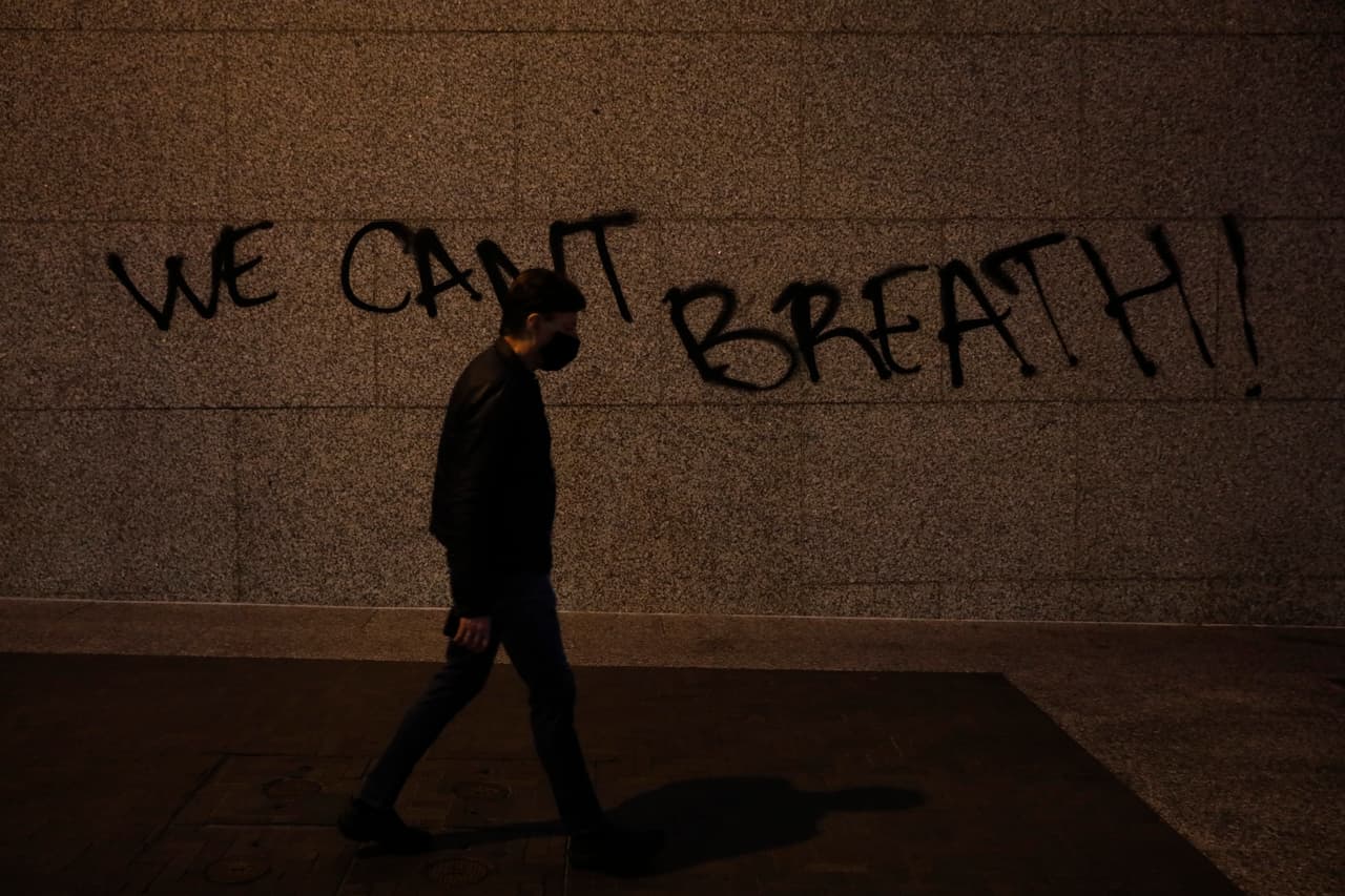 El incidente ha desatado indignación en todo el país que ahora protesta por actos sistemáticos de recismo en contra de comunidades afroamericanas.