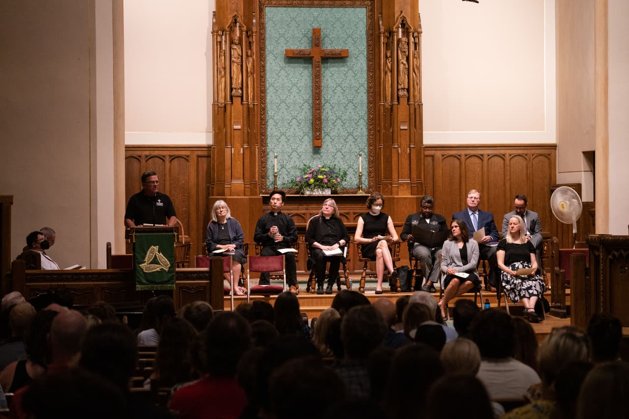 En homenaje a las víctimas del tiroteo en Highland Park se efectuó también una oración conjunta en la Iglesia Presbiteriana de Highland Park, Illinois.