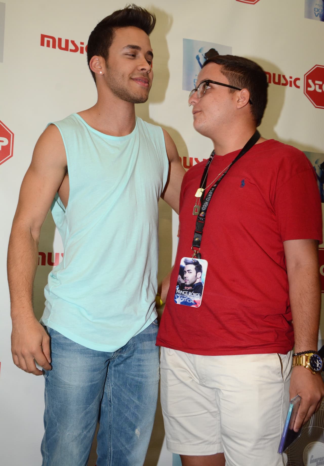 Hombres y mujeres, chicos y grandes disfrutan de la música del 'Príncipe de la Bachata'.