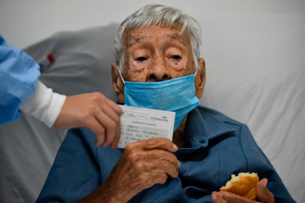 “Al igual que con su licencia de conducir, hay información de identificación personal en esa
<a href="https://www.univision.com/local/arizona-ktvw/edicion-digital-arizona/departamento-de-salud-pide-no-compartir-fotografias-con-su-tarjeta-de-vacunacion-video">tarjeta [de vacunación]</a> que otros pueden usar para cometer un robo de identidad”, indica Steve Elliott, portavoz de ADHS. 
<br>