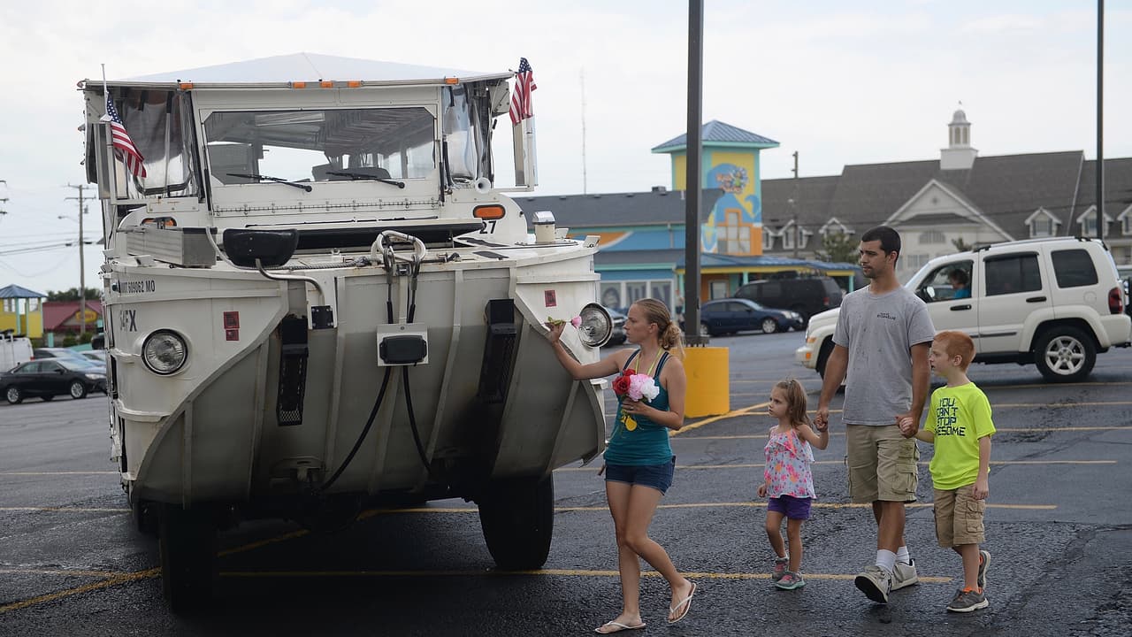 <b>Tia Coleman</b>, una de las supervivientes de la tragedia del lago Table Rock, declaró a 
<b><a href="https://people.com/human-interest/duck-boat-tia-coleman-captain-life-vests-claim/" target="_blank">People</a></b> que el capitán dijo a los pasajeros que 
<b>no se preocuparan por vestir los chalecos salvavidas</b>. 
<br>
<br>La tragedia termino cobrando 17 vidas, incluyendo las de nueve miembros de la familia de Coleman.
