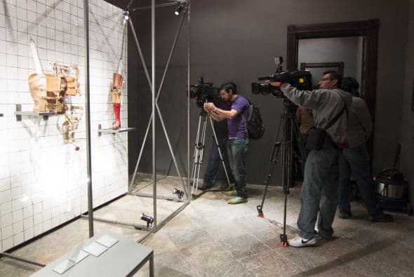 Las blusas cortas con coloridos estampados y las faldas largas de ese atuendo escondieron el lastimado cuerpo de la pintora.