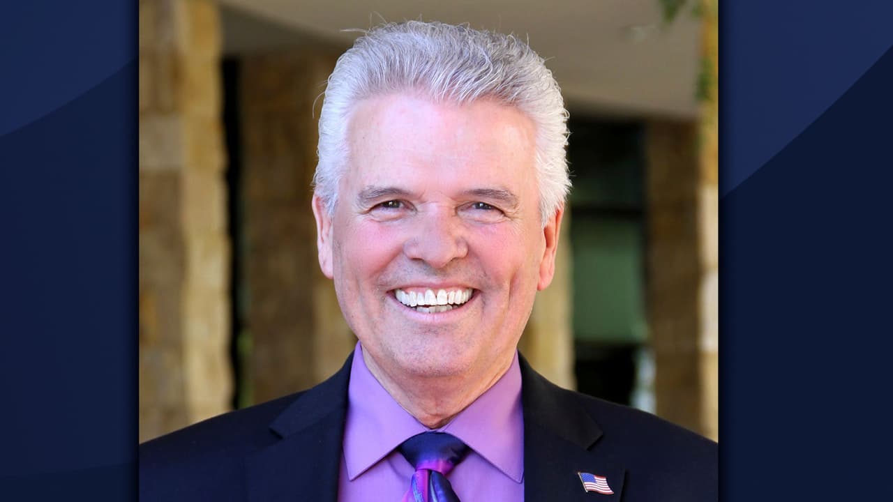 Skip Hall, alcalde de Surprise, da positivo en prueba de coronavirus