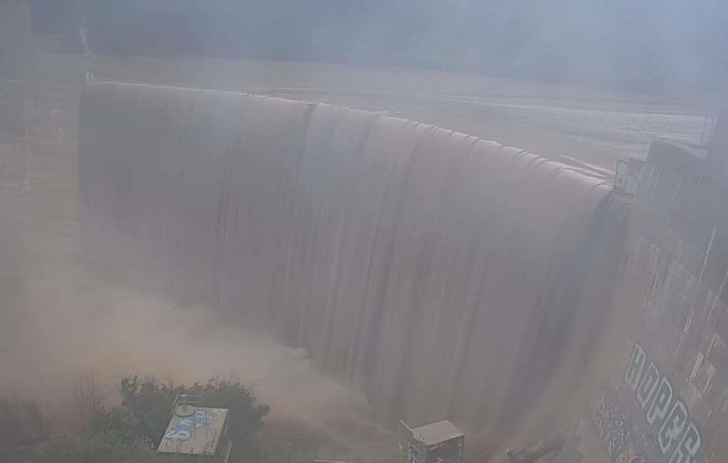 Asi se reportó la corriente de lodo en la represa de Mitilija, que encausa las aguas del río de Ventura.