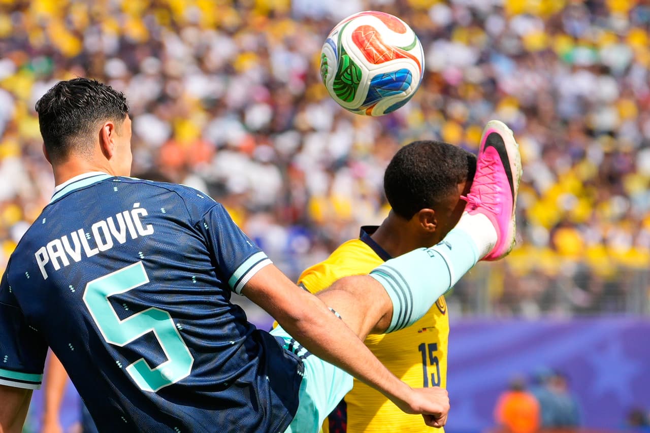 Alexander Pavlovic y Pedro Vite luchando por el esférico.
