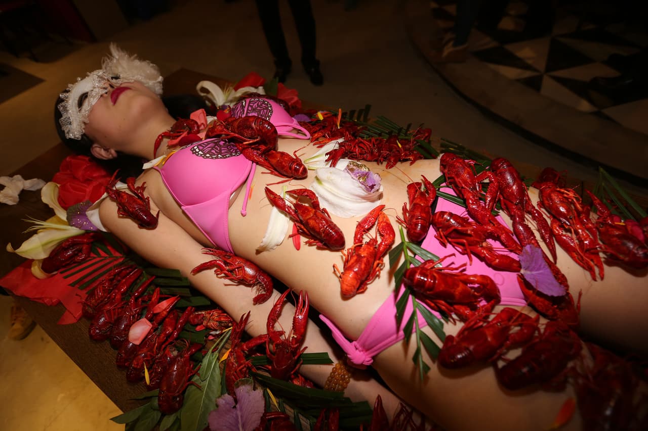 El lugar es uno de los primeros en apostar directamente por servir sus platillos en cuerpos de mujeres.