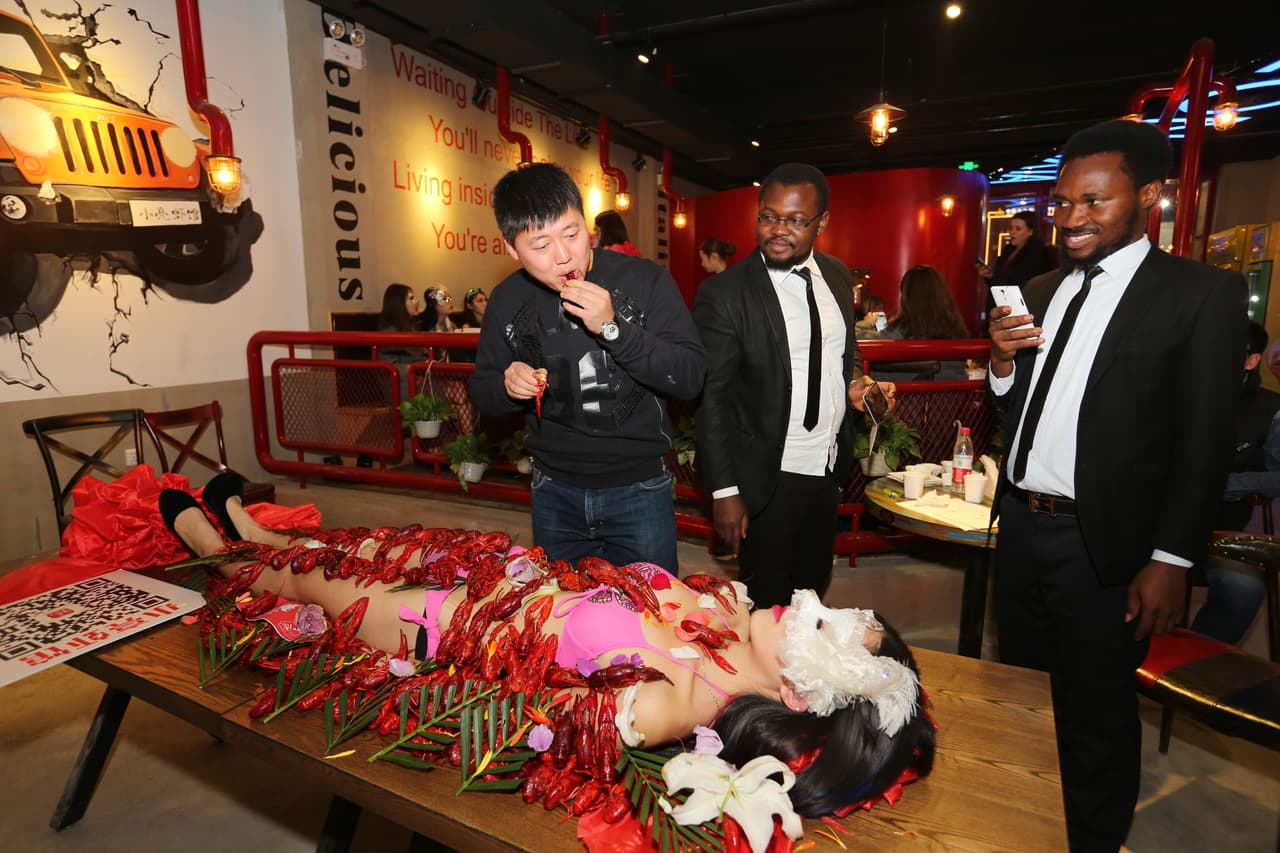 Ahí se le denomina ‘Nyotaimori’, que literalmente significa ‘servir comida de un cuerpo femenino’.