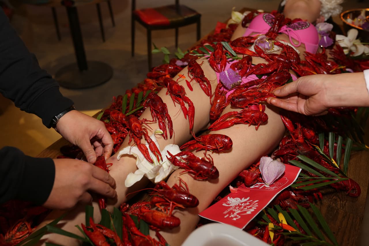 La práctica de servir la comida directo desde el cuerpo humano se inició en la cultura japonesa.