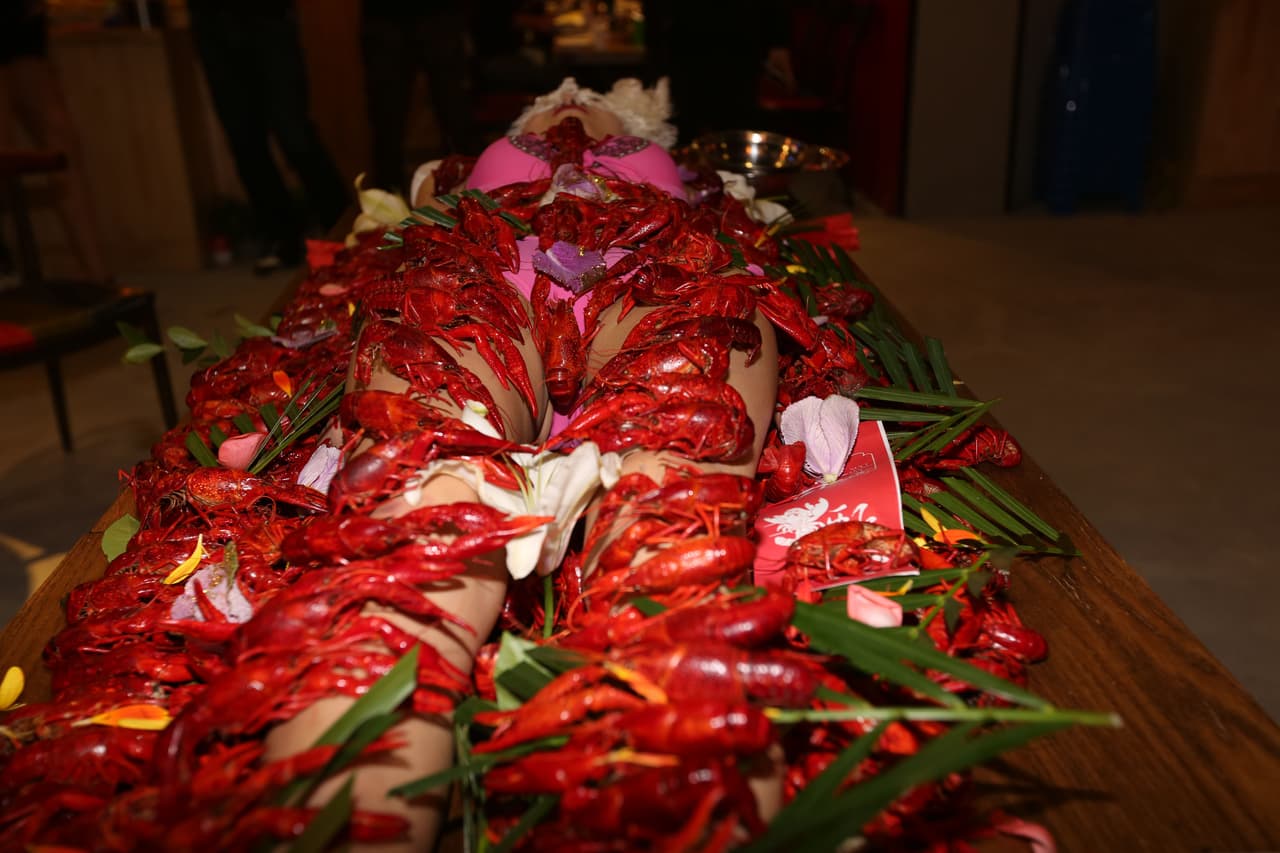 El recién inaugurado restaurante en la provincia de Liaoning, en China, sirve su comida en el cuerpo de una mujer.