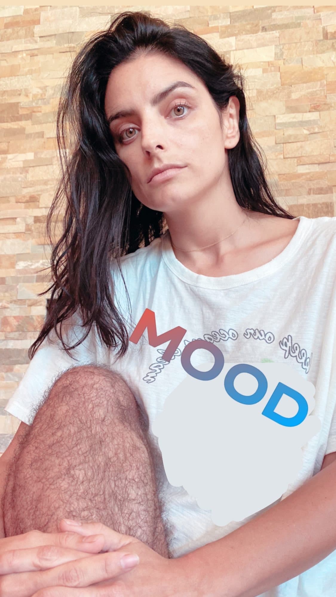 Otra de las famosas que no se quedó callada ante este asunto fue
<b>Aislinn Derbez</b>, que publicó en twitter una imagen mostrando una pierna con pelos, aparentemente de un hombre y no propia de ella.