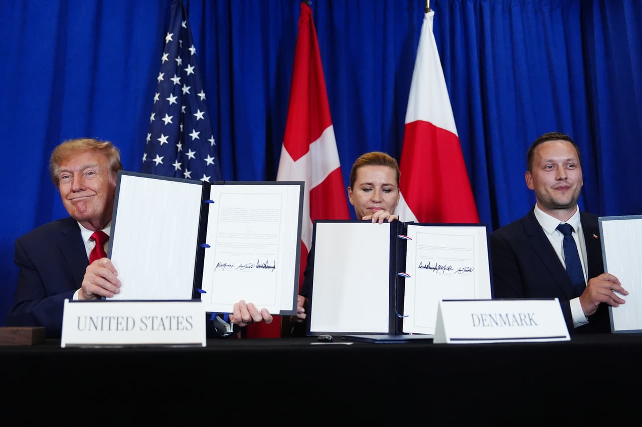 El presidente Donald Trump firma un acuerdo de seguridad con la primera ministra de Dinamarca, Mette Frederiksen, y el primer ministro de Groenlandia, Jens-Frederik Nielsen, durante la Asamblea General de las Naciones Unidas, el martes 22 de septiembre de 2026, en la sede de la ONU.