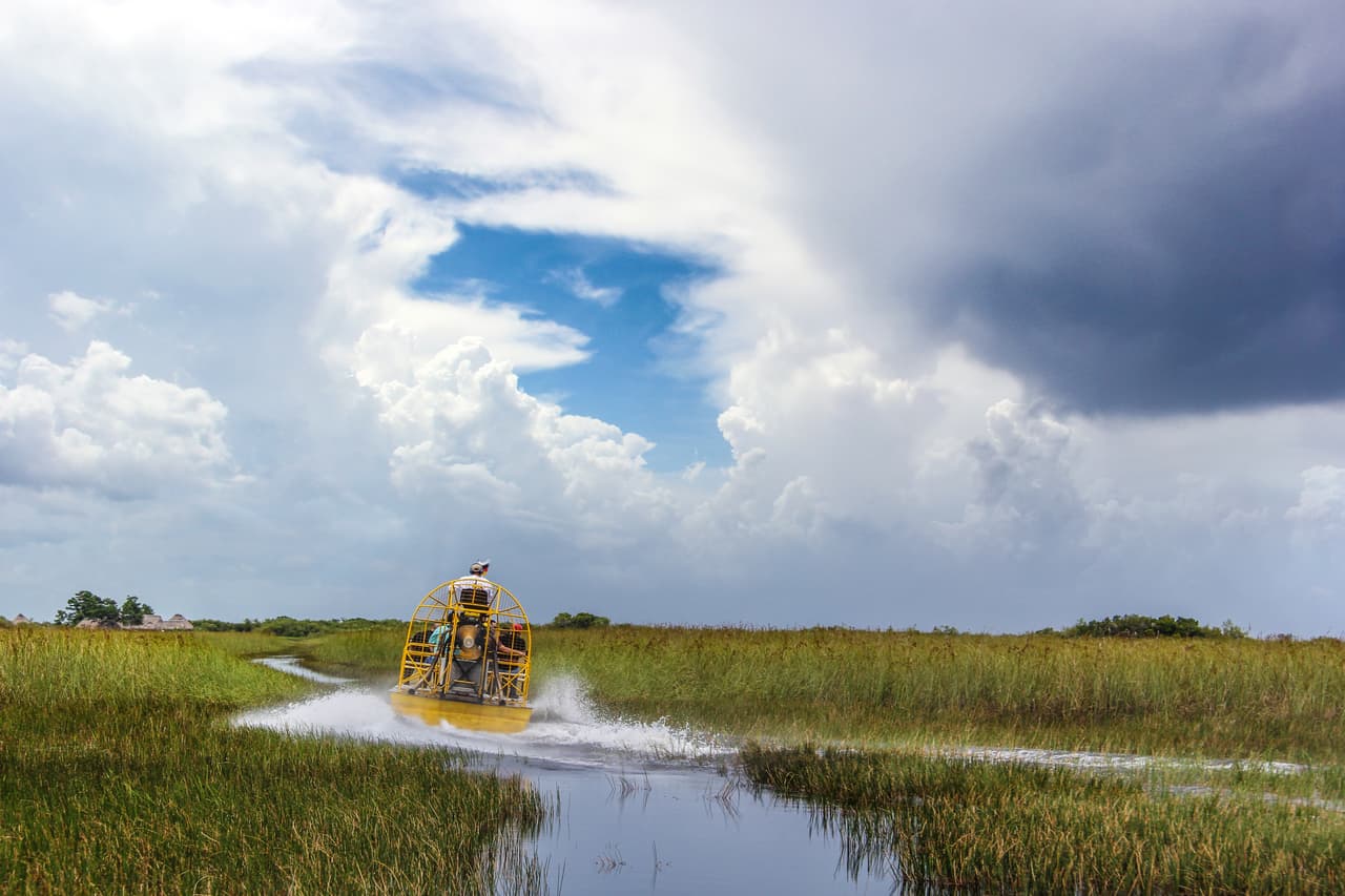 Los Everglades son un vasto sistema de humedales. Su ubicación en tierras bajas la hace vulnerable al aumento del nivel del mar y las inundaciones. La región podría experimentar impactos significativos en los ecosistemas cercanos y en sus comunidades.