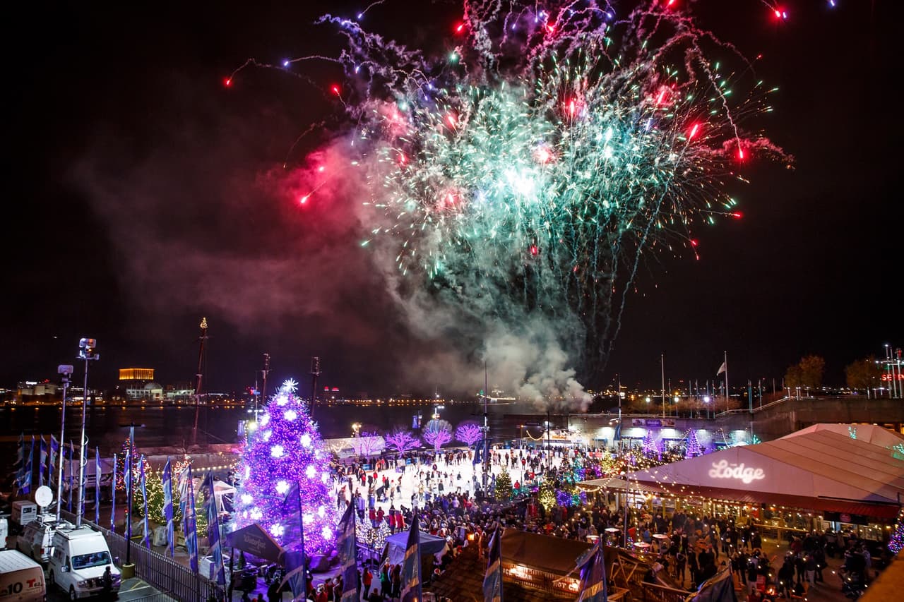 Las familias con niños pequeños, y cualquier otra persona que quiera ver los fuegos artificiales temprano, están de suerte: el primer espectáculo de fuegos artificiales ilumina el cielo a las 6 p.m. en el paseo marítimo del río Delaware. El espectáculo, titulado Brilliance, presenta música de los compositores John Williams y Hans Zimmer.