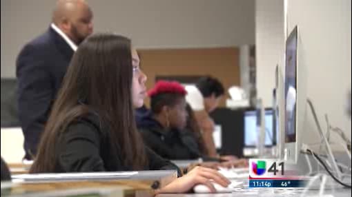 <h2 class="cms-H2-H2">7<b>. Gastos de educación relacionados con el trabajo si es un militar, parte del gobierno, trabaja por su cuenta o tiene una discapacidad.</b></h2>
<br>
<br>Es posible que pueda deducir el costo de educación relacionado con el trabajo que ha sido pagado durante el año si usted es:
<br>
<br>📌 Una persona que trabaja por cuenta propia
<br>📌 Una persona que es reserva de las fuerzas armadas
<br>📌 Un artista escénico calificado
<br>📌 Un funcionario de un gobierno local o estatal que presta servicios a base de honorarios
<br>📌 Una persona con una discapacidad con gastos de educación.
<br>
<br>
<b>Los gastos por deducir pueden incluir: matrícula, libros, materiales, cuotas de laboratorio, transporte y otros. </b>
<br>
<br>
<a href="https://www.irs.gov/es/taxtopics/tc513" target="_blank">Para conocer más sobre esta deducción, de clic AQUÍ. </a>
<br>