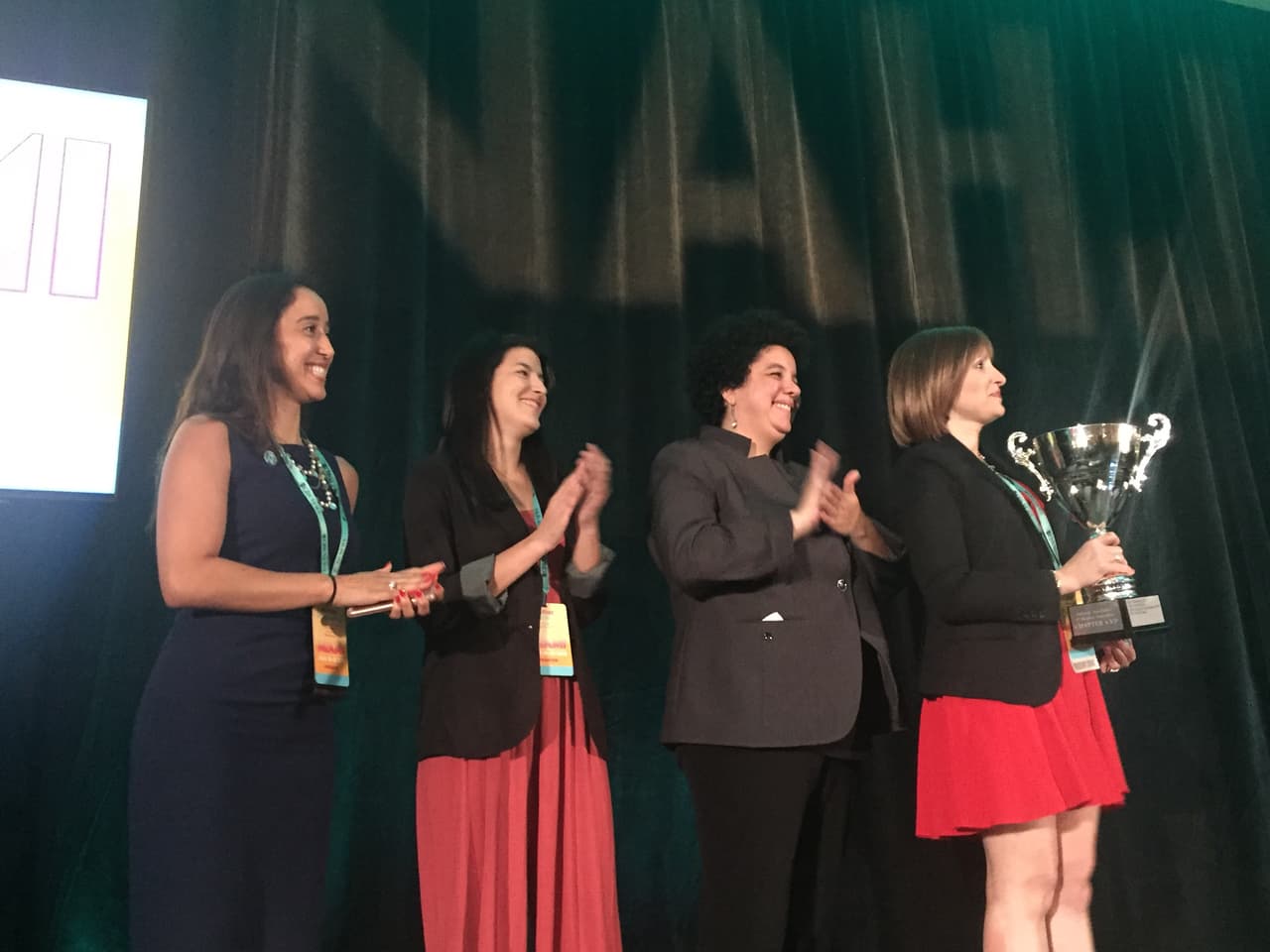 Premios Ñ reconció dos trabajos de Univision Noticias en las categorías de Fotografía y Audio en Línea. En nombre de las autoras, Almudena Toral e Inger Díaz Barriga, reciben el premio Esther Poveda y Olivia Liendo.