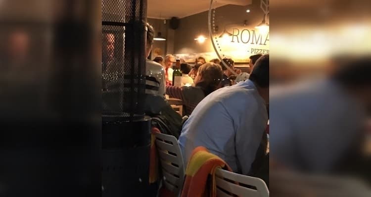 President Sebastián Piñera in a restaurant the night that protests emerged.
<br>