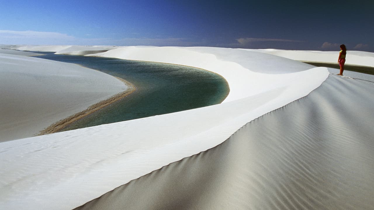 Entre los meses de junio y septiembre, las lluvias abundantes comienzan a acumular agua entre los desniveles de dunas de arena situadas al norte de Brasil conformando gigantescos estanques de agua verde azulada.