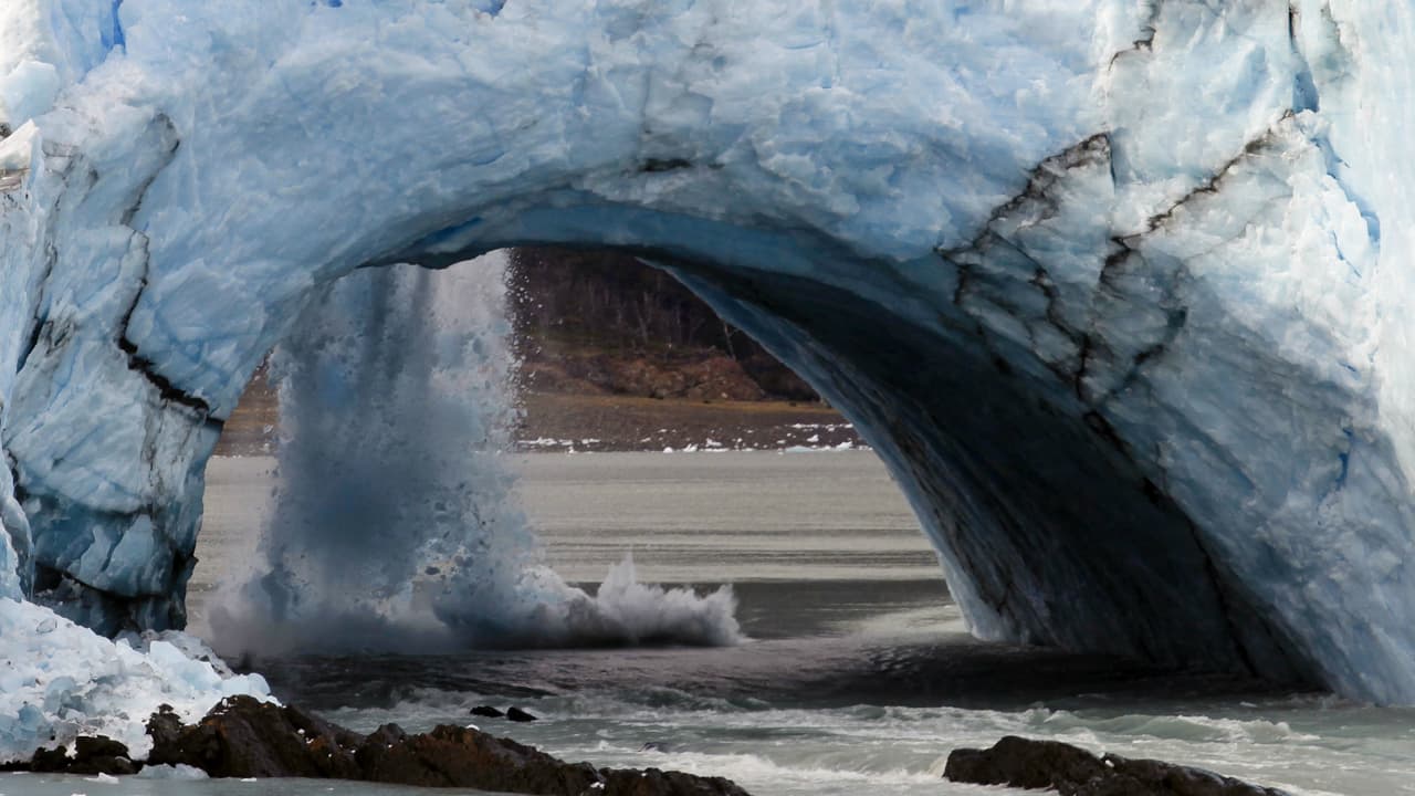 Podría pasar por un glaciar común de la región antártica del mundo, pero su caracteristíca única es que cada número impredecible de años crece ante la vista atónita del turismo que lo visita. Literal, podrías ver cómo la gran masa de hielo se mueve.
