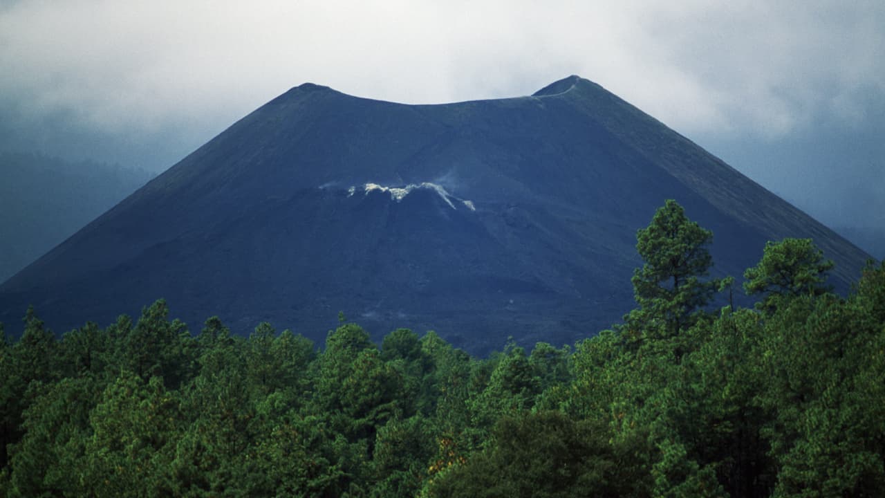 Pocas veces la humanidad ha sido testigo del nacimiento de un volcán, pero en Michoacán, México, en 1946, la montaña Paricutin estalló en un río de lava y se convirtió en un volcán que estuvo activo por 9 años.