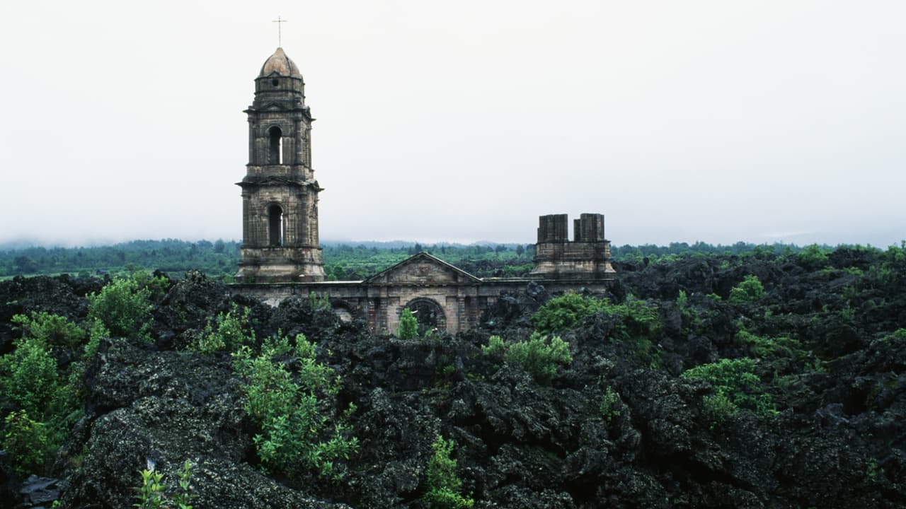 Durante los primeros años, el volcán creció en altura hasta 336 metros y la lava llegó a extenderse por más de 25 kilómetros cuadrados de terreno. A su paso, sepultó el pueblo de San Juan Parangaricutiro y hoy sólo queda en pie el campanario de la iglesia del pueblo. Muestra del poder de la naturaleza sobre el hombre.