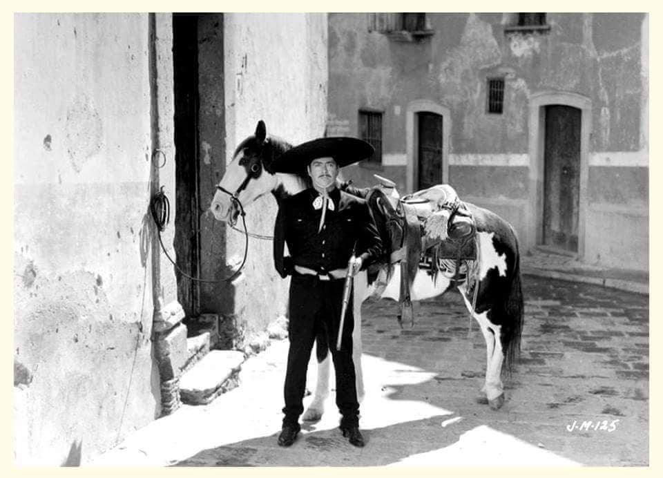 Luis Aguilar realizó un gran número de filmes de justicieros, cintas como: 'El Zorro vengador', 'El Zorro negro', 'El Tigre de Guanajuato' y, sin duda, 'Juan sin miedo', un clásico de esté género.
