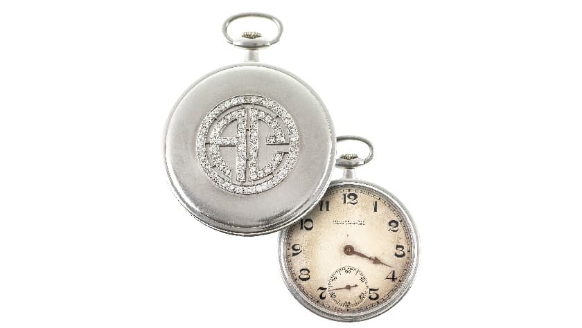 Uno de los objetos más cotizados de la venta, 
<b>un reloj de bolsillo con las iniciales "A C"</b>. El creador de la pieza única fue la casa Patek Philippe, quien utilizó para el monograma diamantes y platino. La familia espera llegar a venderlo en $50,000.