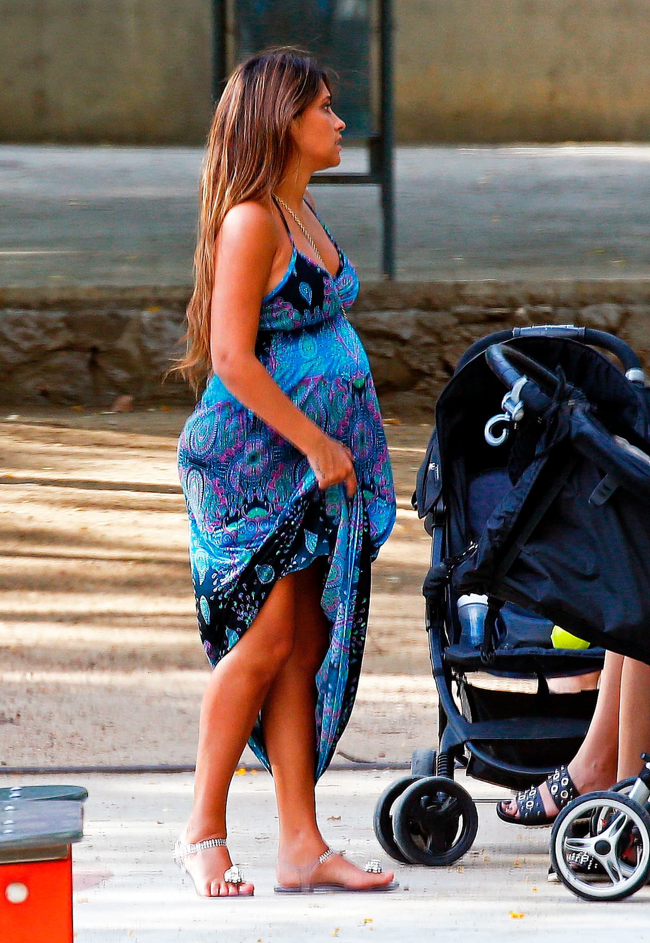 Antonella lleva a su hijo Thiago Messi al parque.