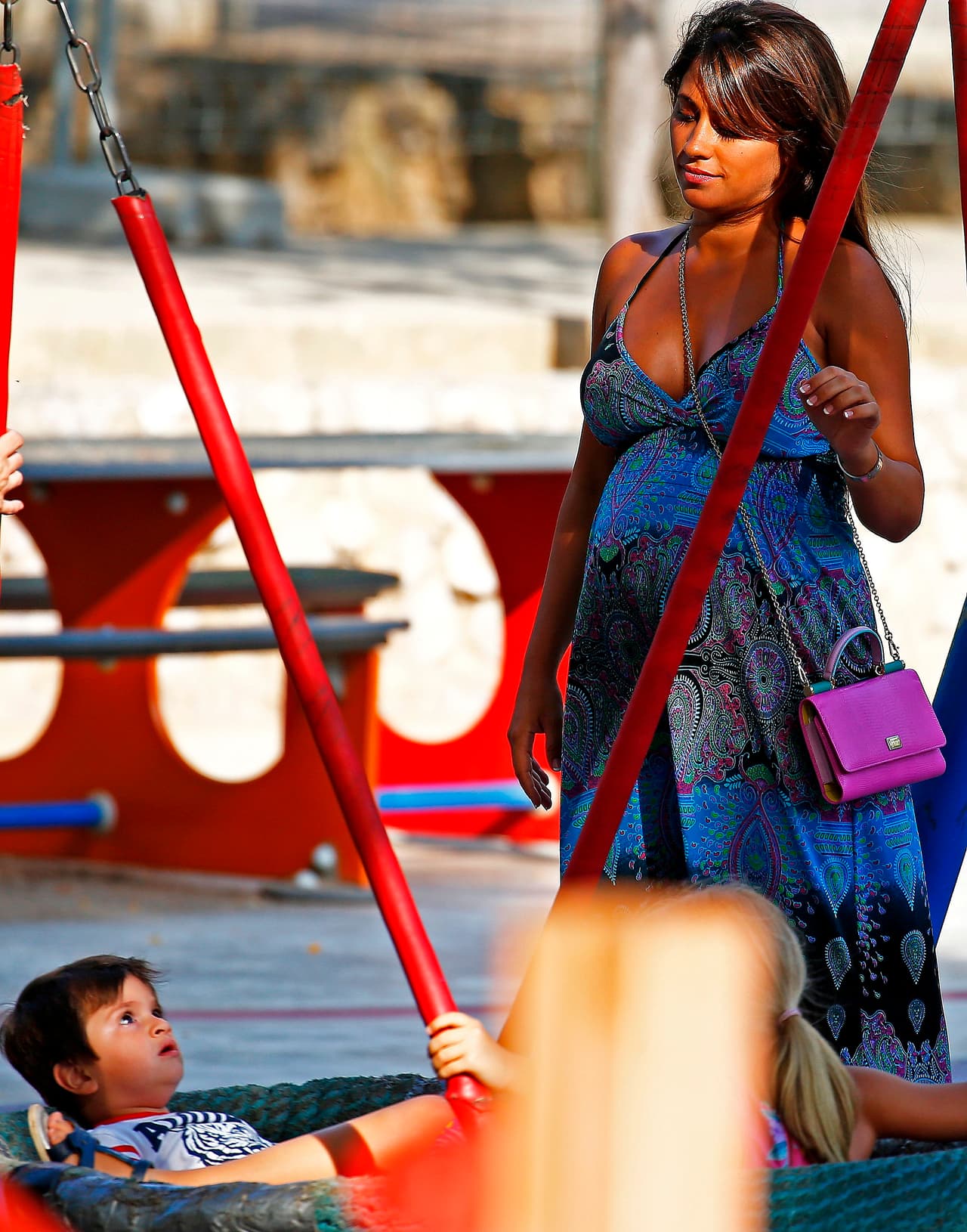 Antonella muy pendiente del pequeño Thiago.