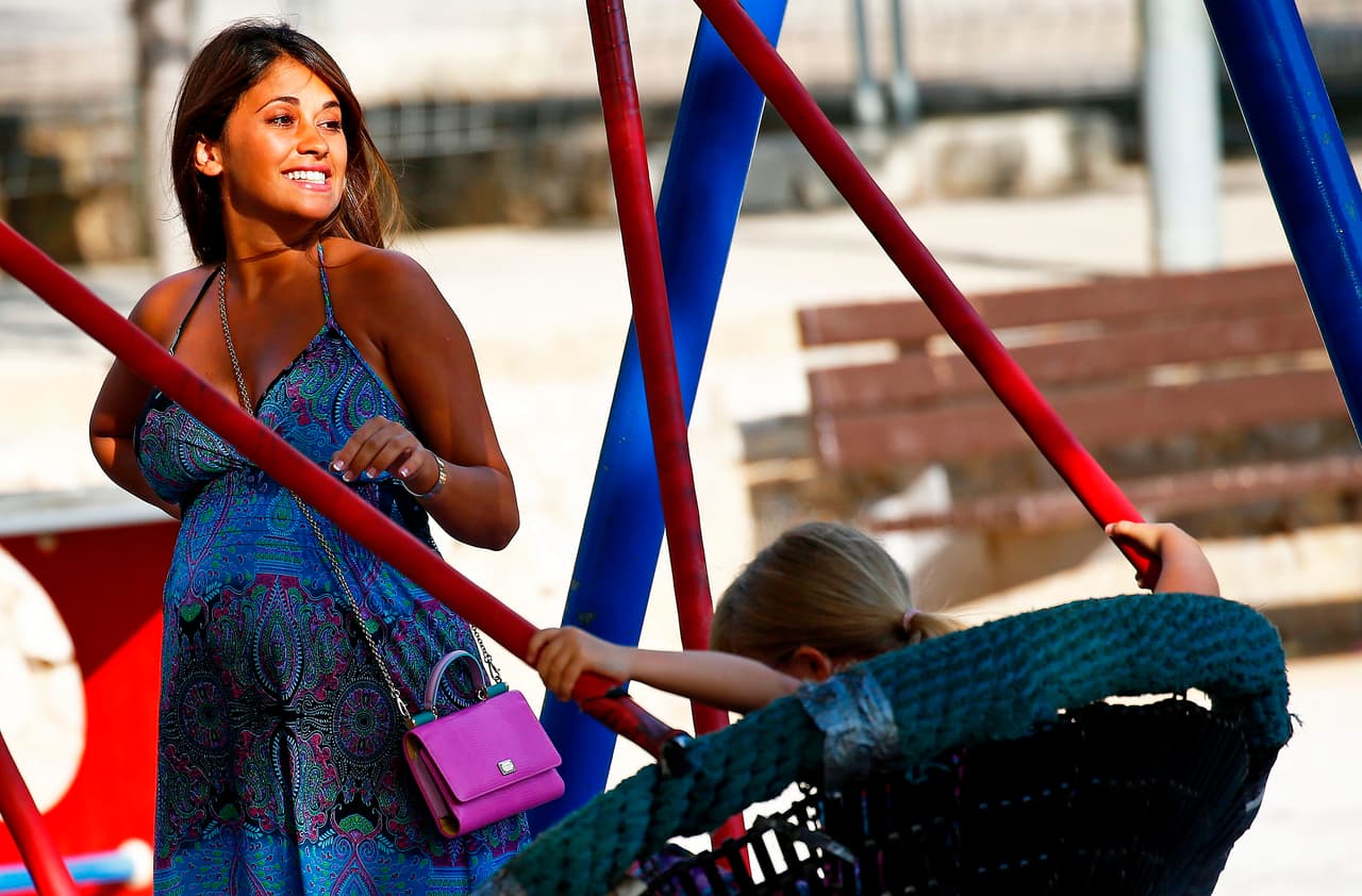 Antonella lleva a su hijo Thiago Messi al parque.