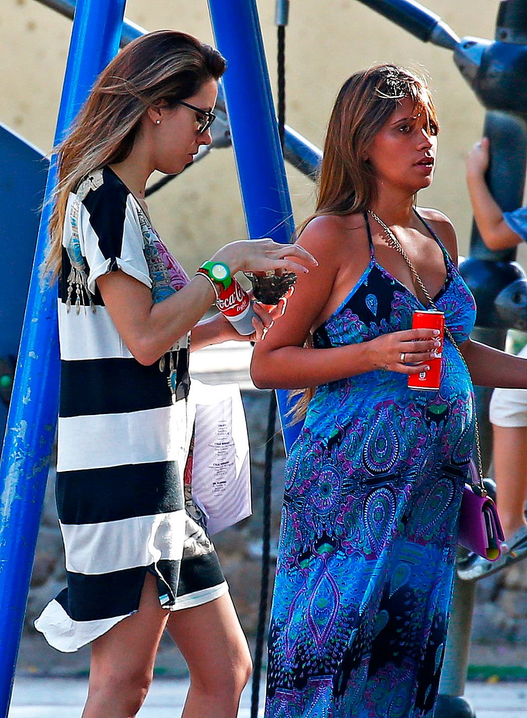 Antonella lleva a su hijo Thiago Messi al parque.