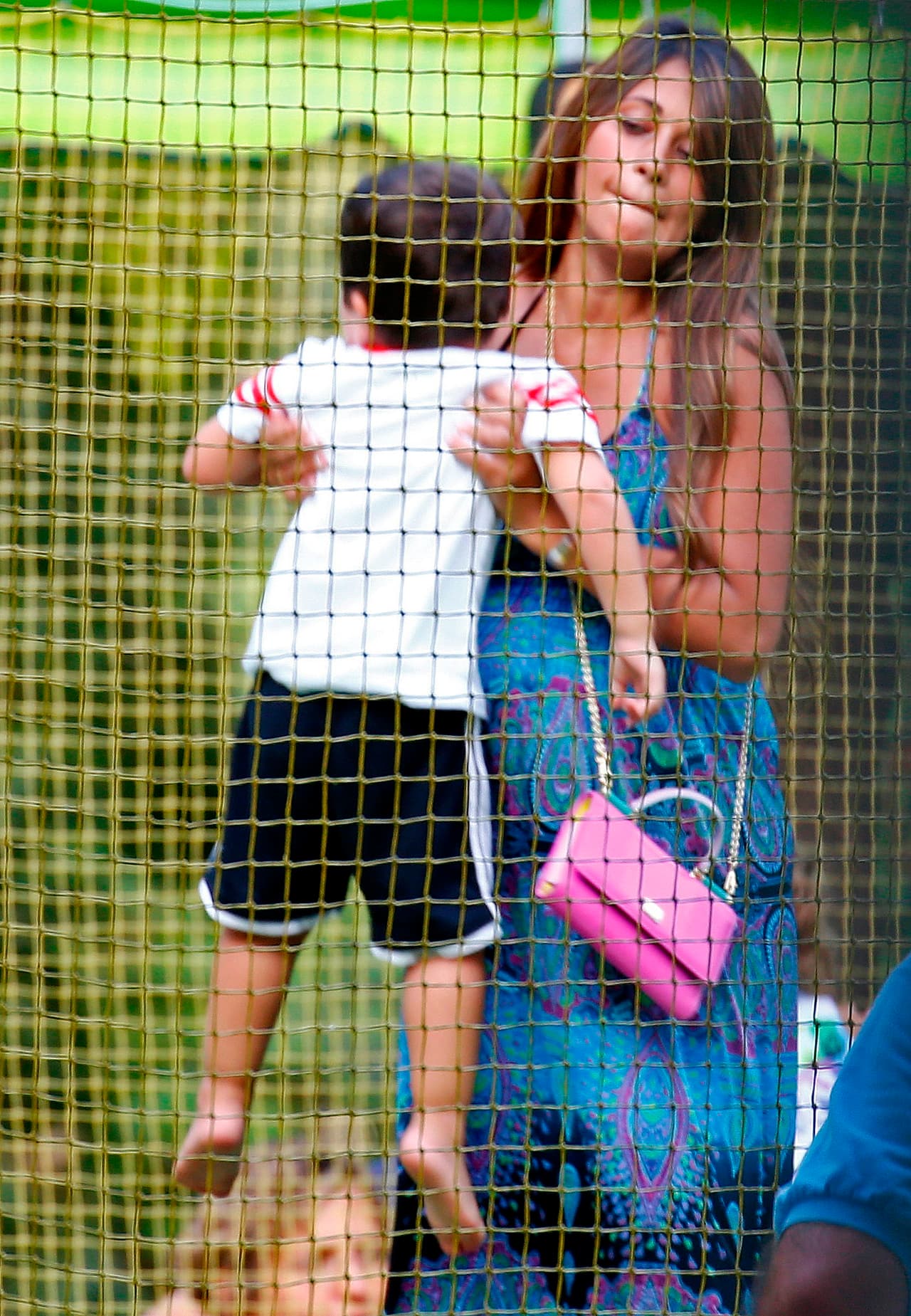 Antonella cargando a su nene.