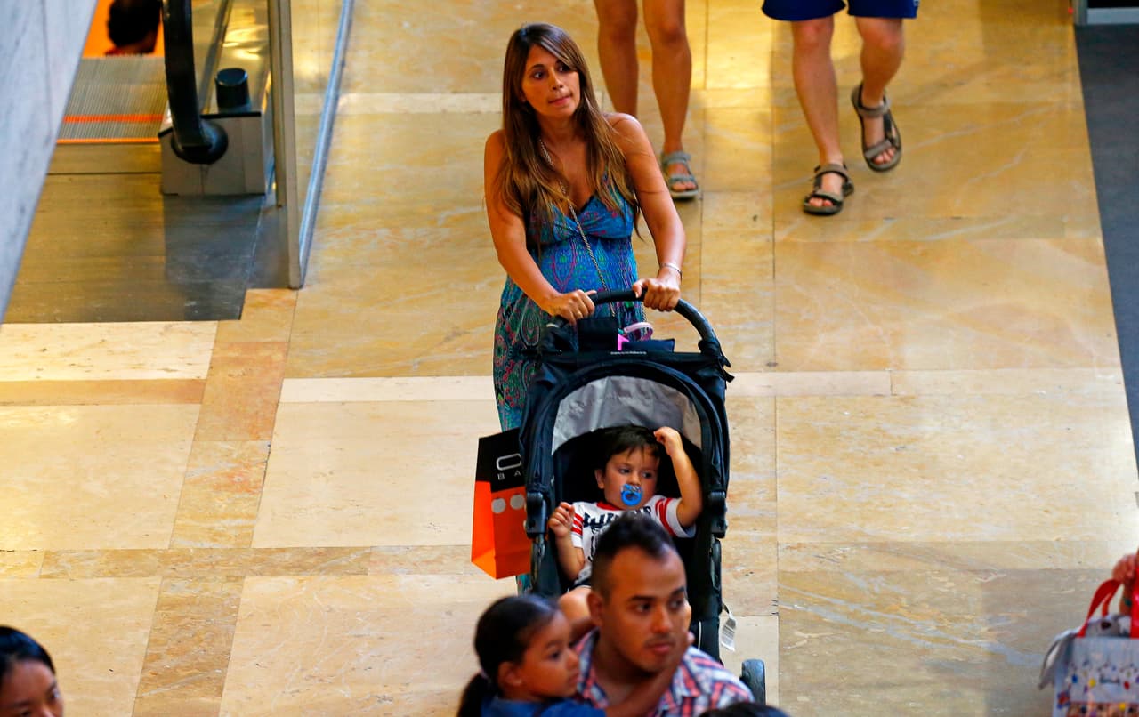 Aquí los vemos en un centro comercial.