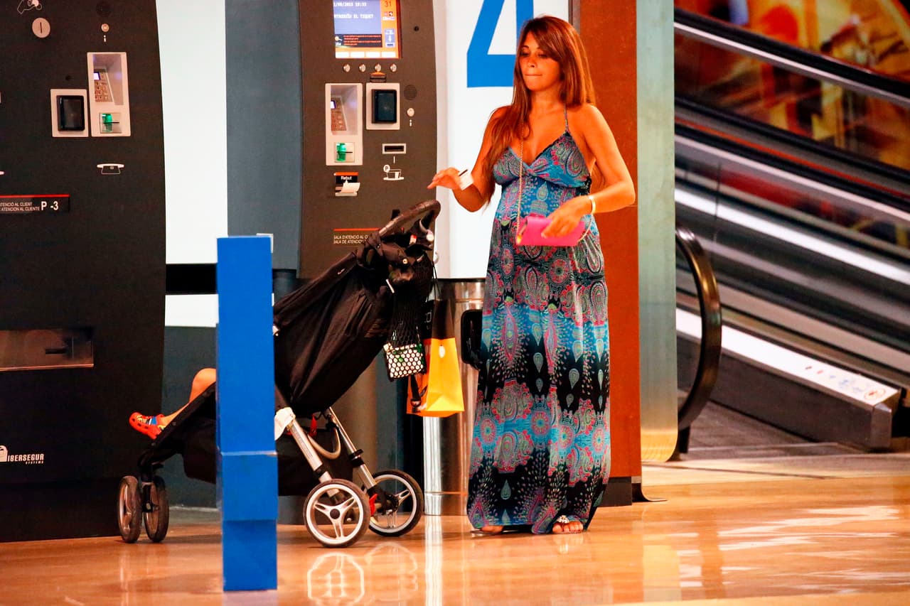 Antonella lleva a su hijo Thiago Messi al parque.