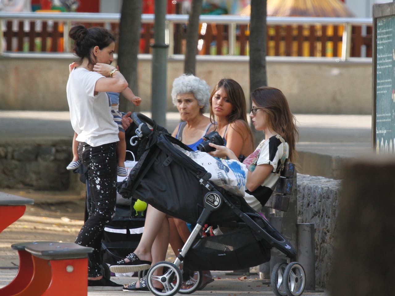Después Antonella se sentó a platicar con sus amigas.