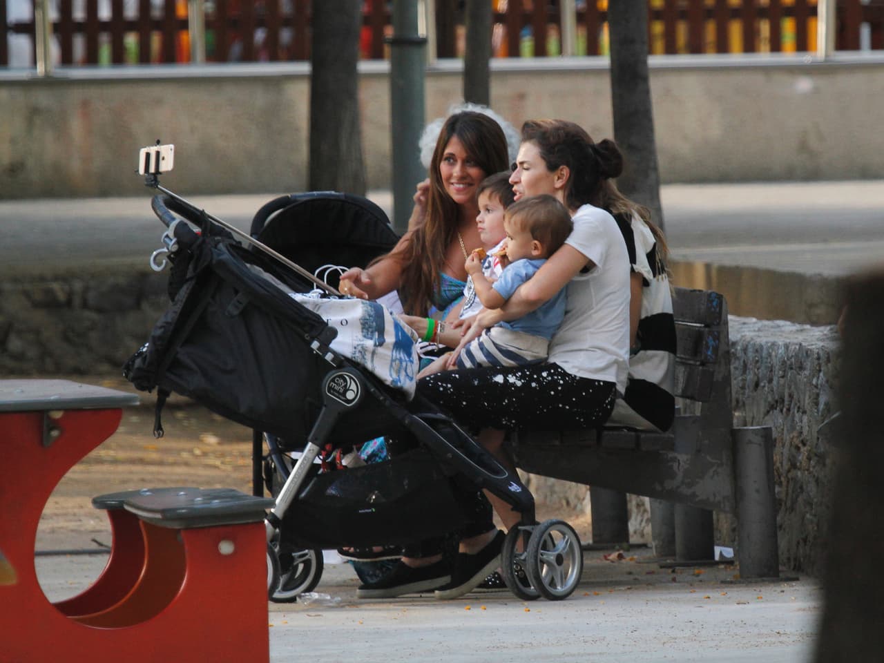 Con todo y 'selfie stick' para que todos salgan bien.