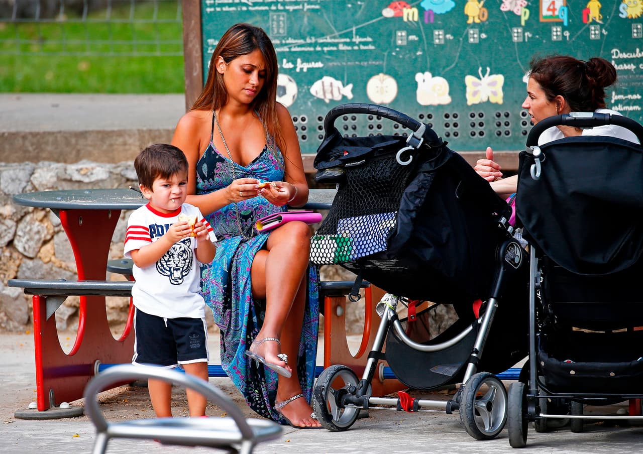 El pequeño Thiago disfrutando de un bocadillo.