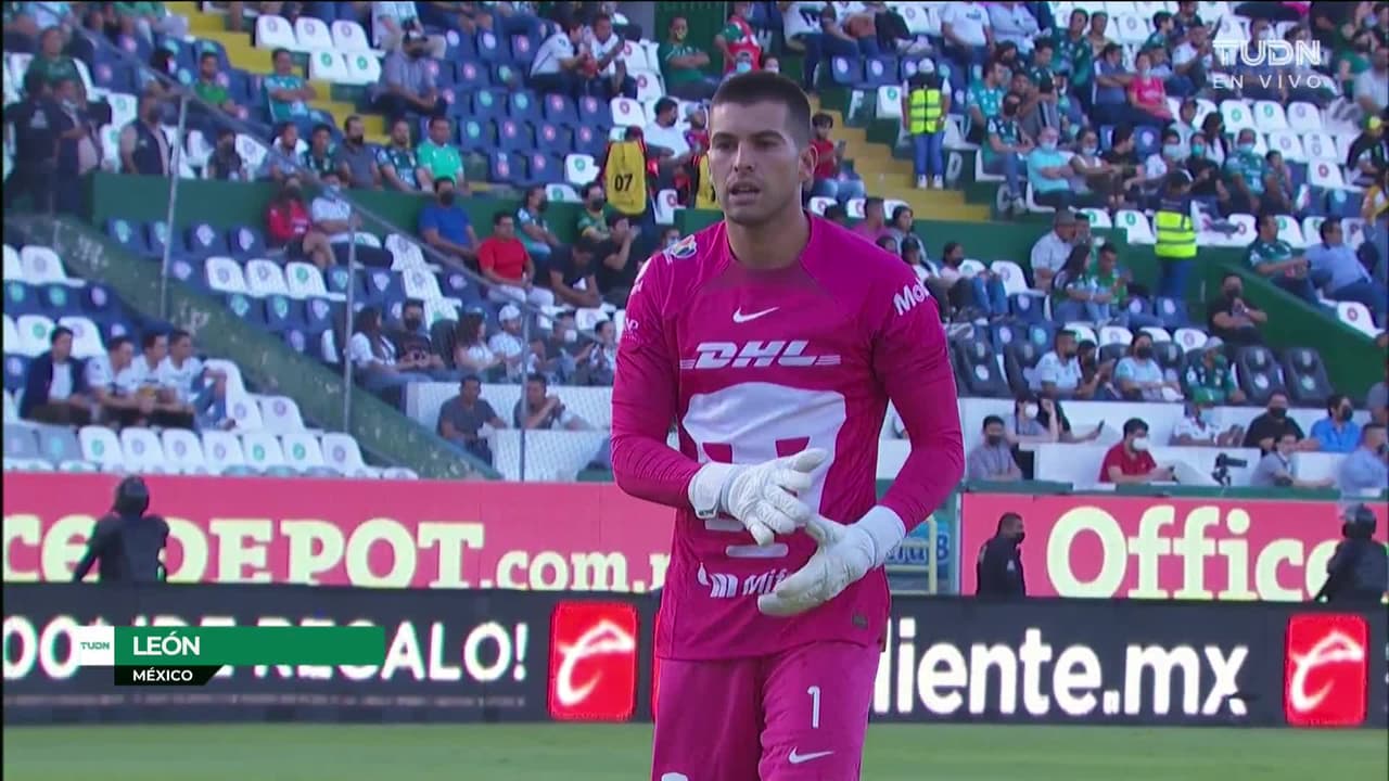 Arranca el partido y la pelota está en juego.