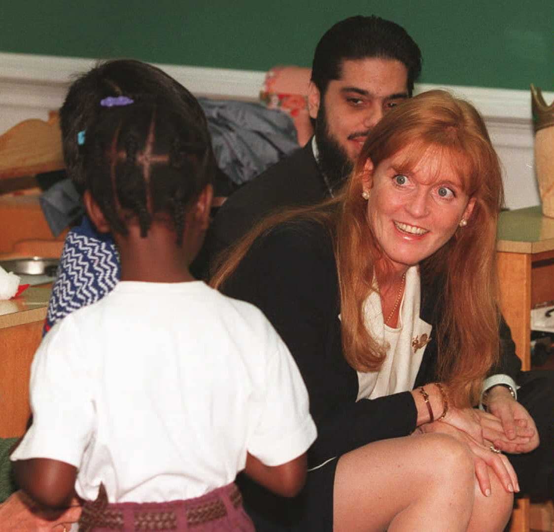 En el libro, 'Fergie' contó una anécdota sobre unos zapatos que Lady Di le prestó y le produjeron una verruga en el pie. La duquesa de York hizo todo para disculparse, pero Lady Di nunca le volvió a hablar y la sacó de la lista de invitados a una fiesta de cumpleaños que le preparó el emprendedor de Hong Kong David Tang en 1997.