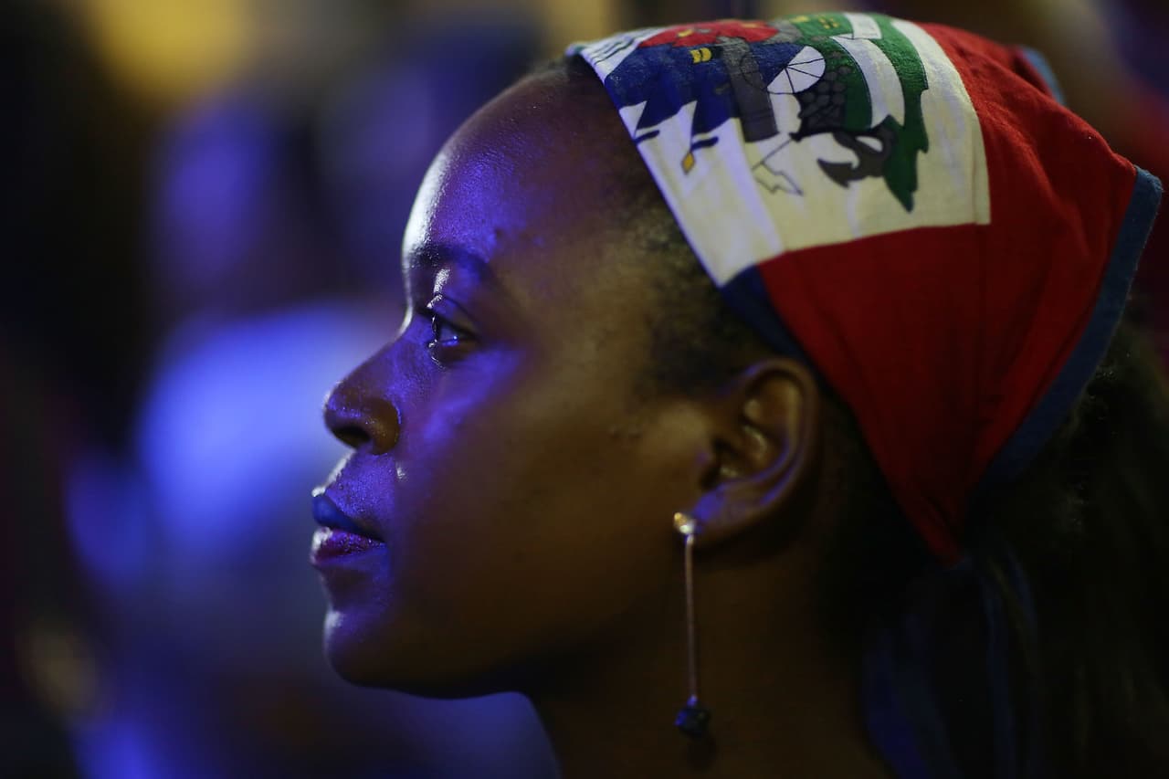 <b>Fin del TPS para haitianos. </b>El
<b> </b>Estatus de Protección Temporal (TPS) con el que viven legalmente en EEUU cerca de 60,000 haitianos fue activado en 2010 por Barack Obama después del terremoto que devastó el país caribeño en 2010 y fue
<b><a href="https://www.univision.com/noticias/inmigracion/eeuu-cancela-el-tps-de-haiti-y-da-a-sus-beneficiarios-hasta-julio-de-2019-para-salir-del-pais">eliminado por el Departamento de seguridad Nacional de la administración de Donald Trump</a></b> el 20 de noviembre de 2017. En la fotografía, una inmigrante haitiana asiste a un evento por la extensión de TPS en La pequeña Haití. Miami, 22 de julio 2017.