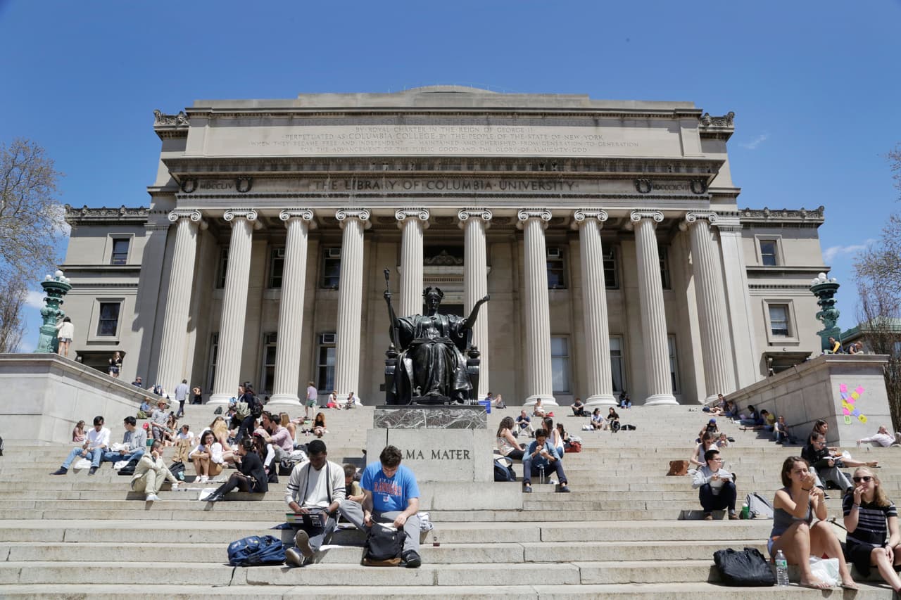 <b>3. <a href="https://www.usnews.com/best-colleges/columbia-university-2707">Universidad de Columbia (empate)</a></b>
<br>
<br>
<b>Ubicación: </b>Nueva York, Nueva York
<br>
<b>Costo matrícula:</b> 59,430 dólares
<br>
<b>Costo hospedaje:</b> 14,016 dólares
<br>
<b>Fecha límite de aplicación: </b>1 de enero
<br>
<b>Selectividad:</b> Extremadamente selectiva - 6%
<br>
<b>La media de salario un año después de la graduación: </b>64,900 dólares