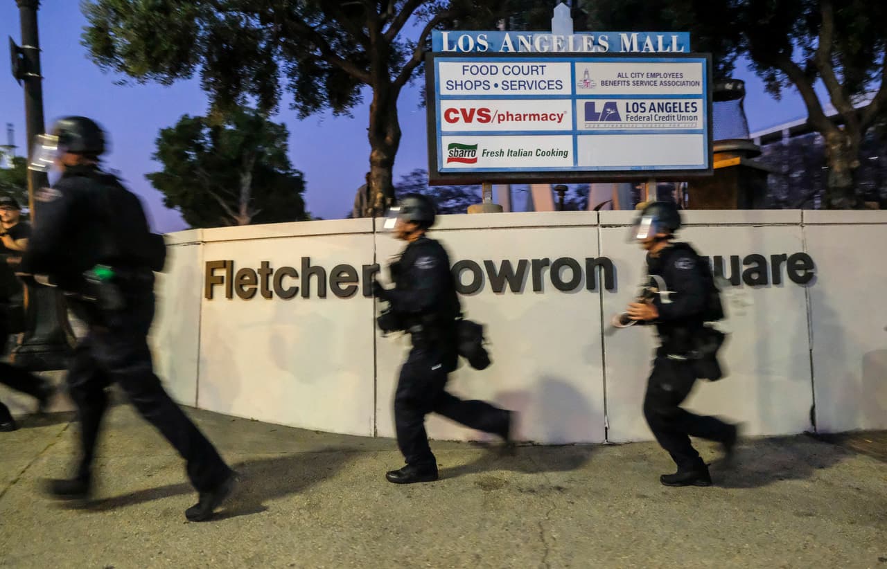 El Equipo Táctico de la Policía de Los Ángeles se desplegó por varios puntos estratégicos en el centro y otros puntos de la ciudad en donde también se iniciaron movilizaciones de protesta.