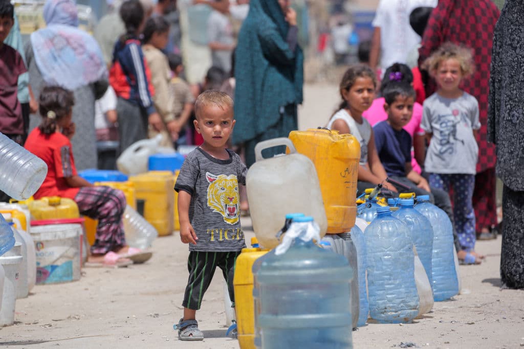 Según UNICEF, todos los niños de Gaza han sido expuestos a traumáticas experiencias de guerra que los marcarán de por vida. (Photo by AFP) (Photo by -/AFP via Getty Images)