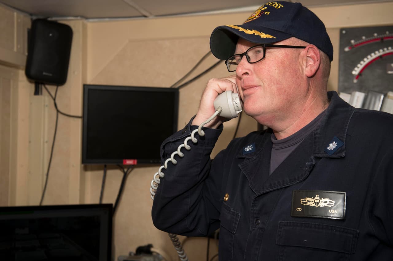 Russell Caldwell, comandante del destructor USS Ross, recibe la llamada de Trump