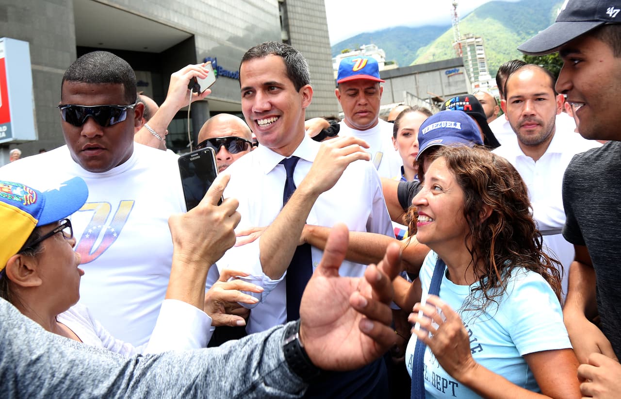 En el este de Caracas, los manifestantes saludaban a Guaidó a su paso. En el sureste, Maduro realizó un desfile esta vez sin la presencia del público civil, como se acostumbra. Solo militares.