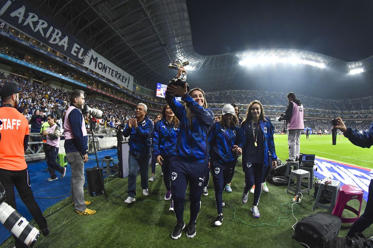 Las campeonas de la Liga MX Femenil mostraron la Copa que ganaron a la afición y animaron al equipo del Turco para vencer al América.