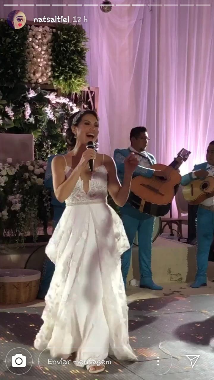 En entrevista con Javier Poza, en abril pasado, la también bailarina declaró: “Vine (a la ciudad de México) a ver detalles porque todo lo estábamos viendo de lejos. Mi amigo Fabián Castellón es mi amigo de toda la vida y ahora mi 'wedding planner'. En dos días hicimos la degustación de menú, las flores, los muebles, las carpas y todo".